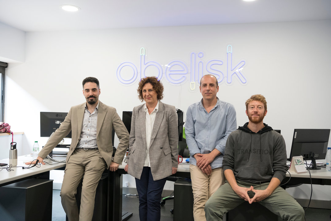 El equipo Obelisk en su oficina del edificio Impulsa. De izquierda a derecha: Javier Rodríguez, CEO; Noelia Díaz, directora Comercial; José María García, CTO; y Mario Alfonso, persona en prácticas / Marta Martín.