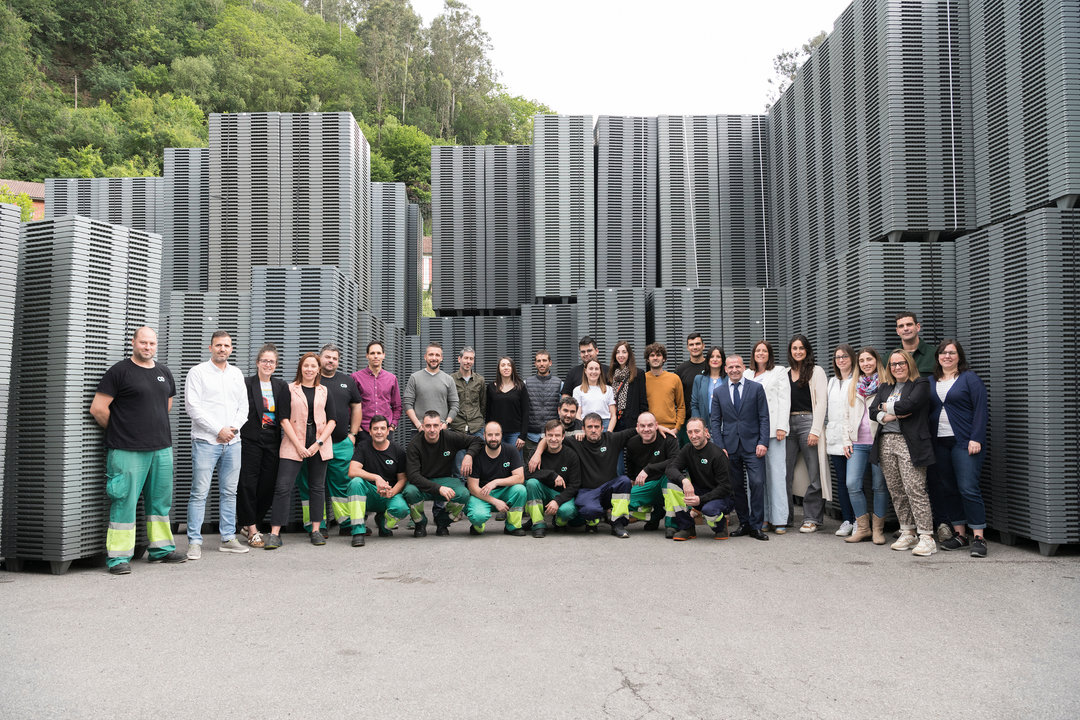 Parte del equipo de Naeco en las instalaciones de Sotrondio | Marta Martín.