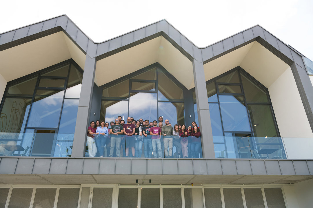 Parte del equipo de TAXUS Medio Ambiente en sus instalaciones de Oviedo / Marta Martín