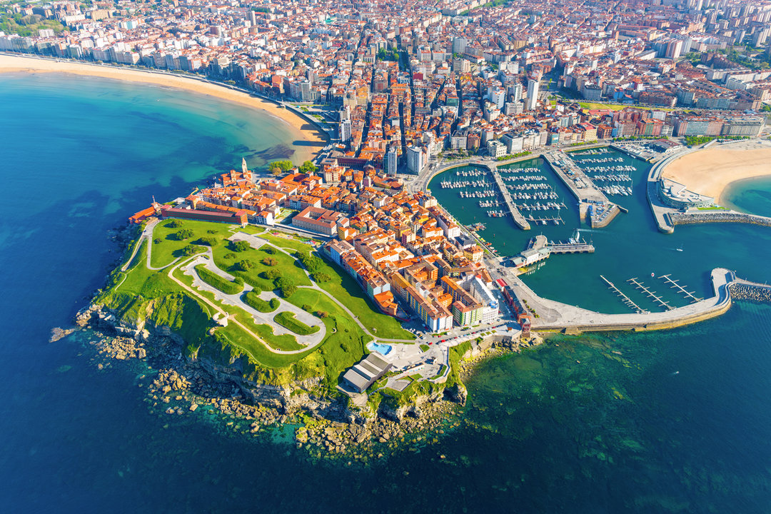 Vista aérea de la ciudad de Gijón.