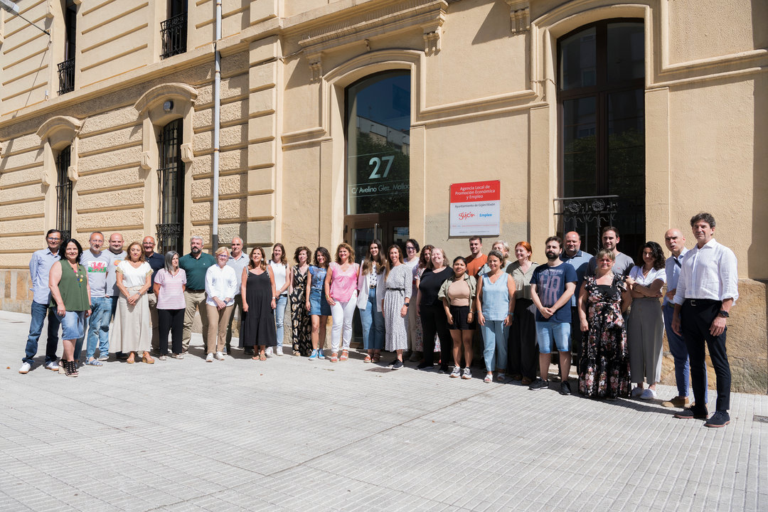 El equipo que compone la Agencia Local de Promoción Económica y Empleo de Gijón/Xixón (ALPEE) en el exterior de sus instalaciones / Marta Martín.