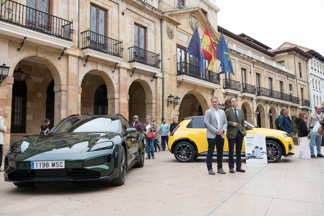 Ángel García, presidente de la Asociación de Usuarios del Vehículo Eléctrico (AUVE); e Ignacio Cuesta,