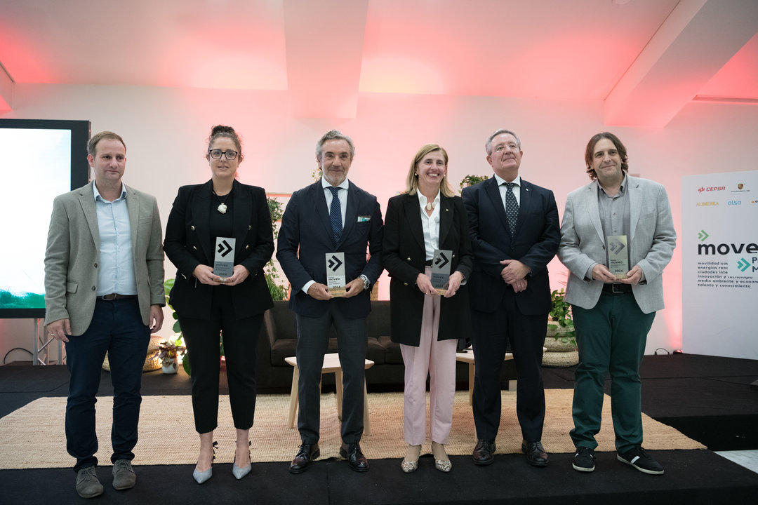 Ángel García, presidente de AUVE; Covadonga Ajuria, directora Comercial de Naeco; Tomás Villén, CEO de Porsche Ibérica; Eva Pando, directora de la Fundación Caja Rural de Asturias; Antonio Romero, director general de Caja Rural de Asturias y Álvaro Sauras, vicepresidente de AUVE / Marta Martín