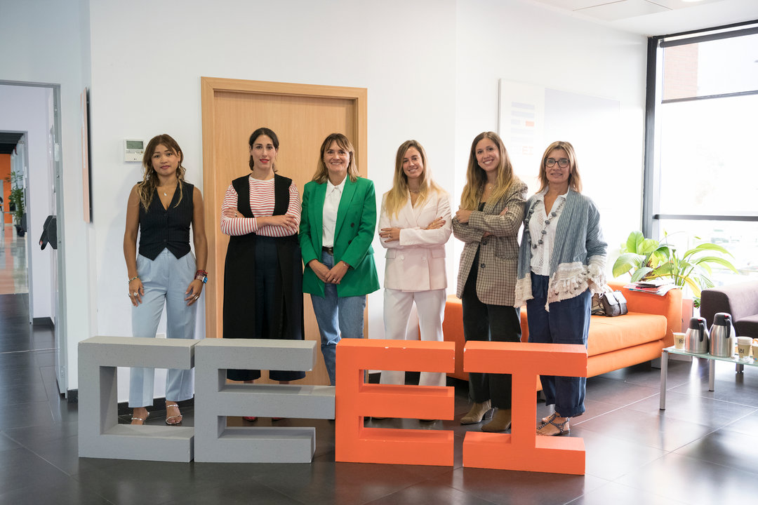 De izquierda a derecha: Mariel Díaz, cofunder & CEO de Rocket Ventures; Susana Pascual, CEO de Pixelshub; Verónica A. Ayora,  consultora experta en financiación de proyectos empresariales en el CEEI Asturias; Paola Morán, experta en web 3.0 y tokenización en Telefónica; Noemi Goilón, Responsable de Formación y Transformación Digital del Colegio Oficial de Ingenieros Industriales del Principado de Asturias (COIIAS); y Gemma Fernández, responsable de la Oficina de Transformación Digital en COIIAS / Marta Martín.