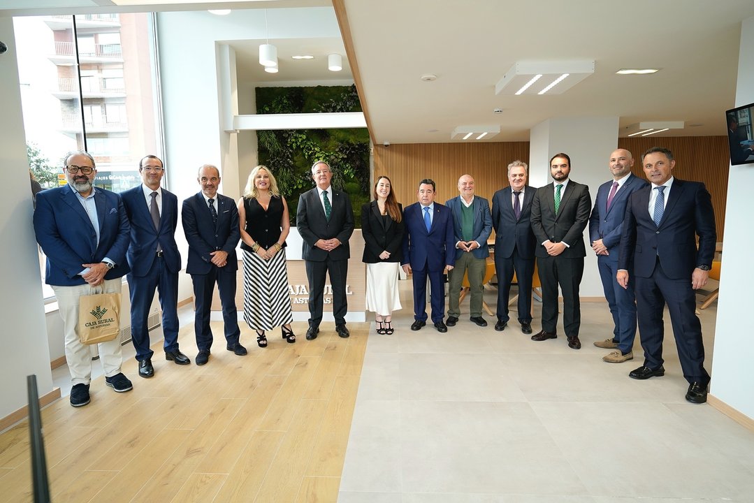 El presidente de Caja Rural de Asturias, Fernando Martínez junto a concejal de economía y teniente de alcalde de Santander, Javier García y representantes institucionales y de la entidad durante la inauguración de la nueva oficinal / Foto cedida por Caja Rural de Asturias.