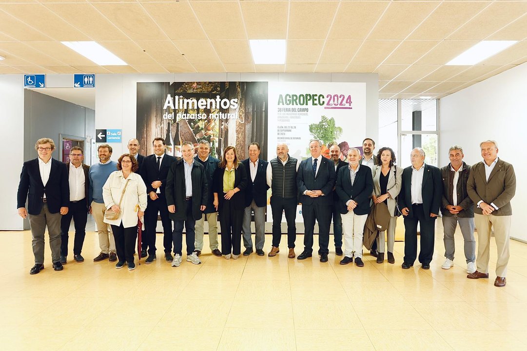 Foto de familia con miembros de la Cámara de Comercio de Gijón, de Caja Rural de Asturias, del Gobierno del Principado y de CTIC, entre otras / Foto cedida por Caja Rural de Asturias.