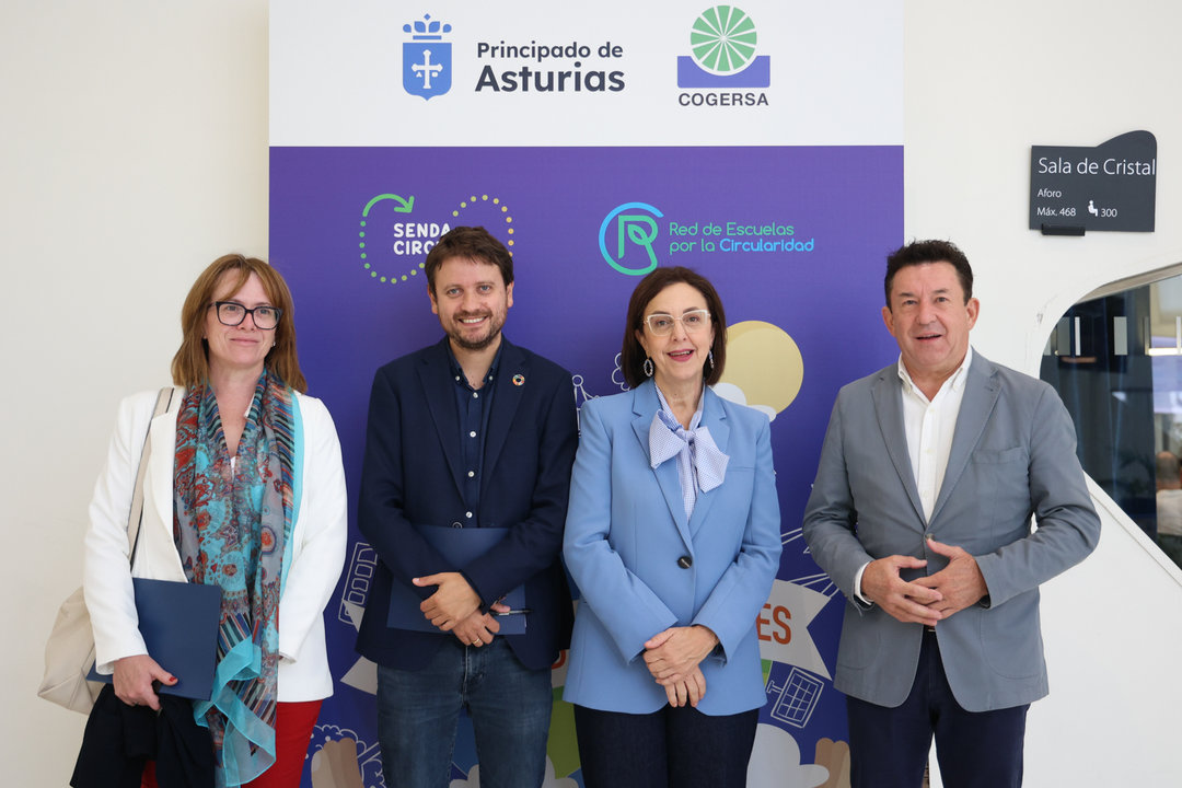 La subdirectora general de Cambio Climático y Economía Circular del Principado de Asturias, Lorena Prado; el director general de Inclusión Educativa y Ordenación, David Artime; Paz Orviz, gerente de Cogersa; y el concejal de Gobierno de Licencias y Disciplina Urbanística y Servicios Básicos del Ayuntamiento de Oviedo, José Ramón Pando, que también es miembro del consejo de administración del consorcio / ​Julián Rus