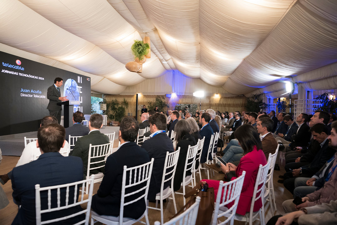 Juan Acuña, director de Telecable y MASORANGE en Asturias durante la bienvenida de las Jornadas Tecnológicas que organizó la entidad en el Palacio de la Riega de Gijón / Marta Martín.