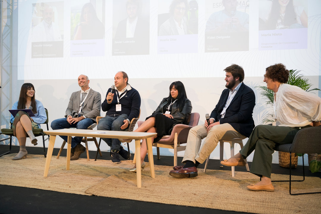 De izquierda a derecha: Marla Nieto, responsable de Contenidos en Conecta (moderadora); Claudio Hidalgo, CEO de Microviable Therapeutics; Fidel Delgado, CEO de Neoalgae; Tamara Fernández, fundadora y socia de Ingeniacity; Javier Labrada,  CEO de Seerstems; y Noelia Díaz, CCO de Obelisk / Marta Martín.