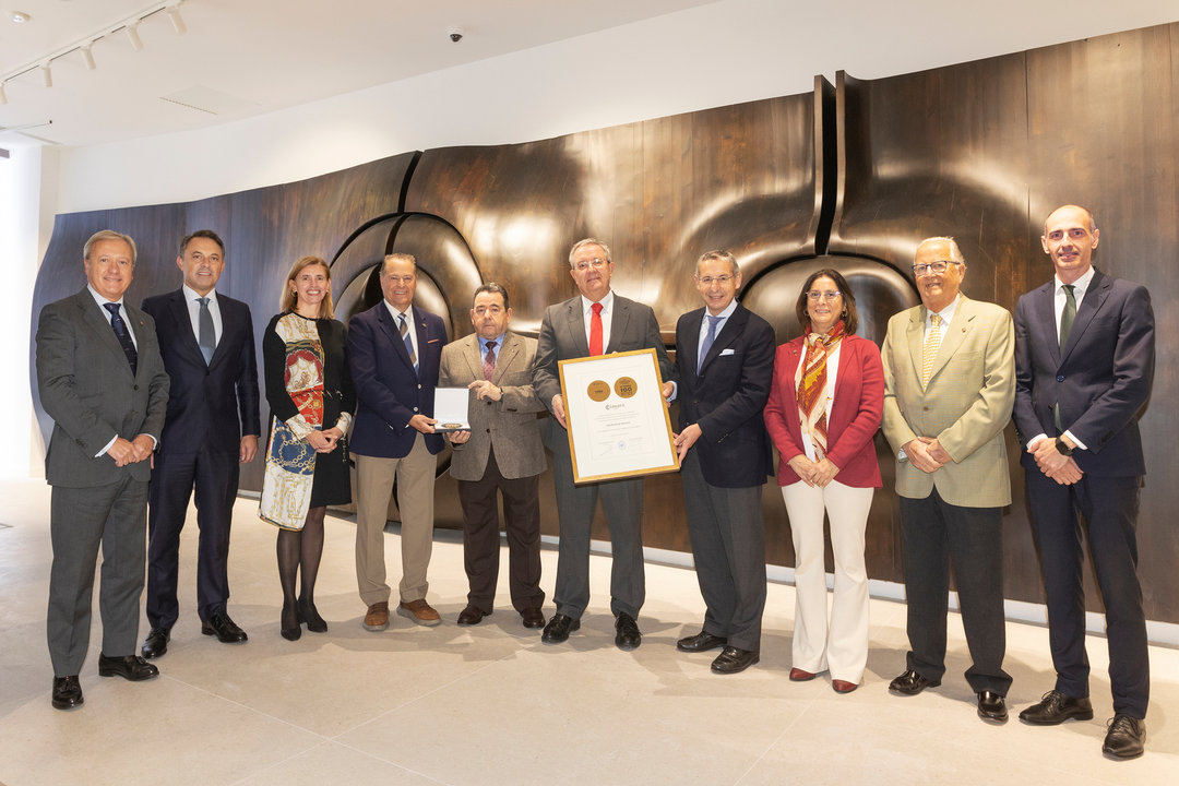 Foto de familia con representantes de la Cámara de Comercio de Gijón y de Caja Rural de Asturias / Foto cedida.