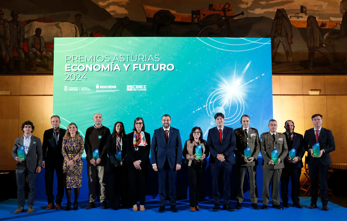 Foto de familia con el presidente del Principado, Adrián Barbón, representantes institucionales y los ganadores de los Premios Asturias, Economía y Futuro / Foto cedida.