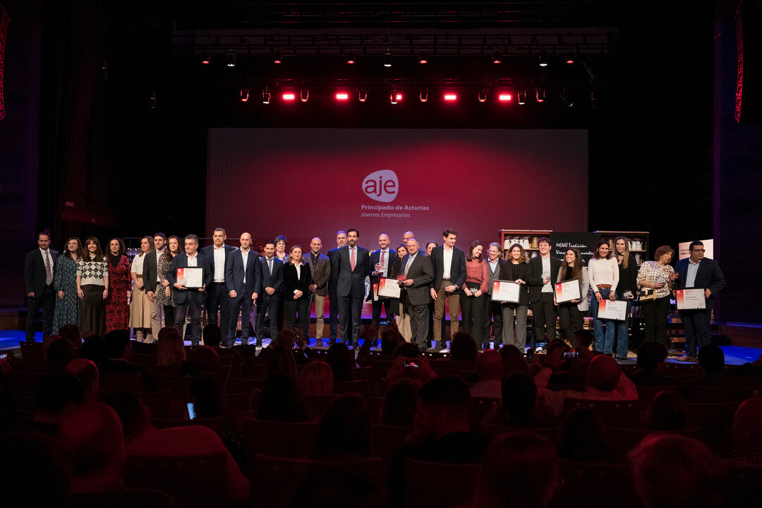 Foto de familia en los Premios AJE 2024 / Marta Martín.