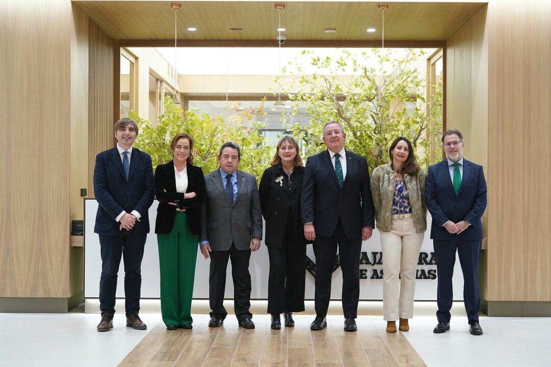 De izquierda a derecha: Alfonso Palacio, director del Museo de Bellas Artes de Asturias; Verónica Durán, arquitecta; Fernando Martínez, presidente de Caja Rural de Asturias; Ana Fernández, historiadora del Arte; Antonio Romero, director de Caja Rural de Asturias; Yolanda de la Roca, doctora en Ciencias de la Salud y Pedro García, director de la oficina principal de Caja Rural de Asturias / Foto cedida.