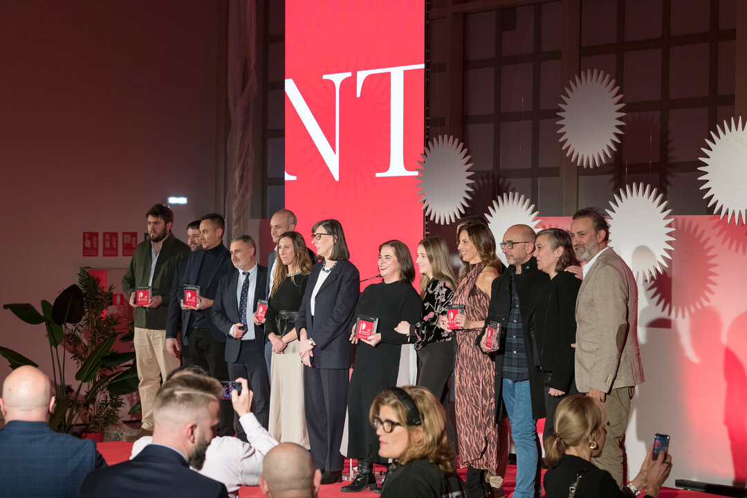 Foto de familia con los galardonados de los Premios Impusa y miembros de las instituciones correspondientes en LABoral Centro de Arte y Creación Industrial / Marta Martín.