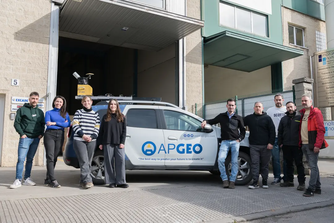 El equipo de EXCADE-APGEO en el exterior de sus instalaciones situadas en Gijón / Marta Martín.